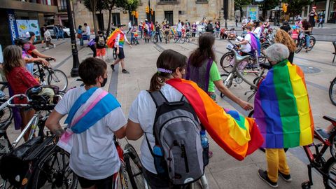 El colectivo de lesbianas, gais, transexuales y bisexuales de Asturias (Xega) participa en una movilizacin en bicicleta para celebrar el 'Da del orgullo 2020'en Gijn