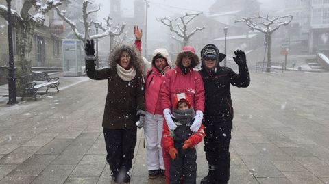 Temporal de nieve en Ourense.Un grupo de Vigo disfruta de la nevada en Castro Caldelas