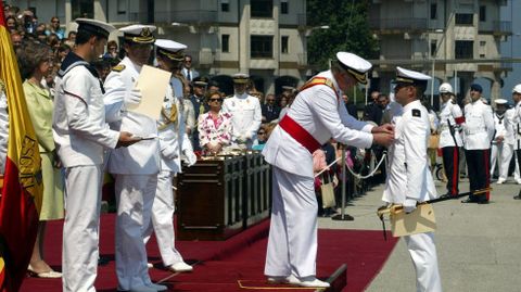 2004: Una de las mltiples ocasiones en que el rey Juan Carlos I particip en un acto castrense en la Escuela Naval