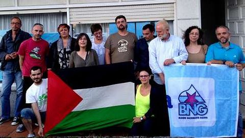 Los nacionalistas con la bandera del partido y la de Palestina.
