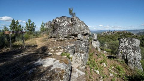 Ruta de senderismo de Moura (Nogueira de Ramuín). Formaciones rocosas junto al castro de Moura