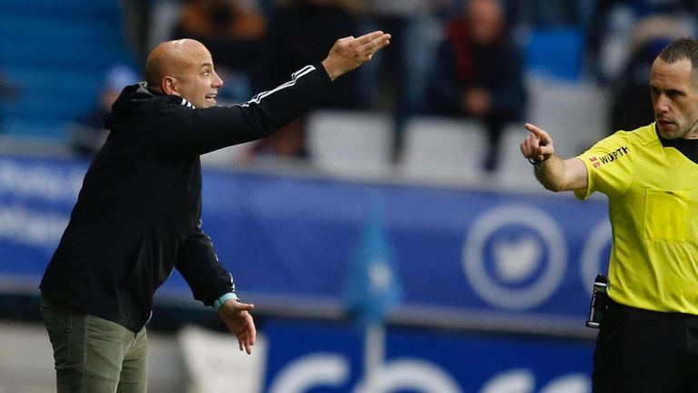 Javi Rozada, con Gorostegui Fernández delante, durante el Oviedo-Sporting
