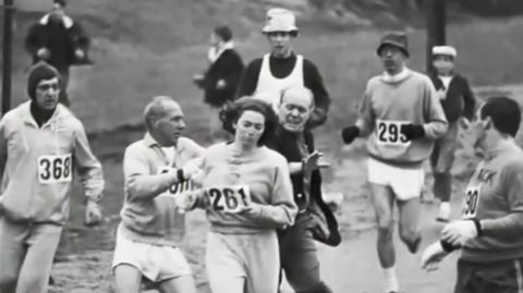 Kathrine Switzer,na maratón de Boston de 1967.