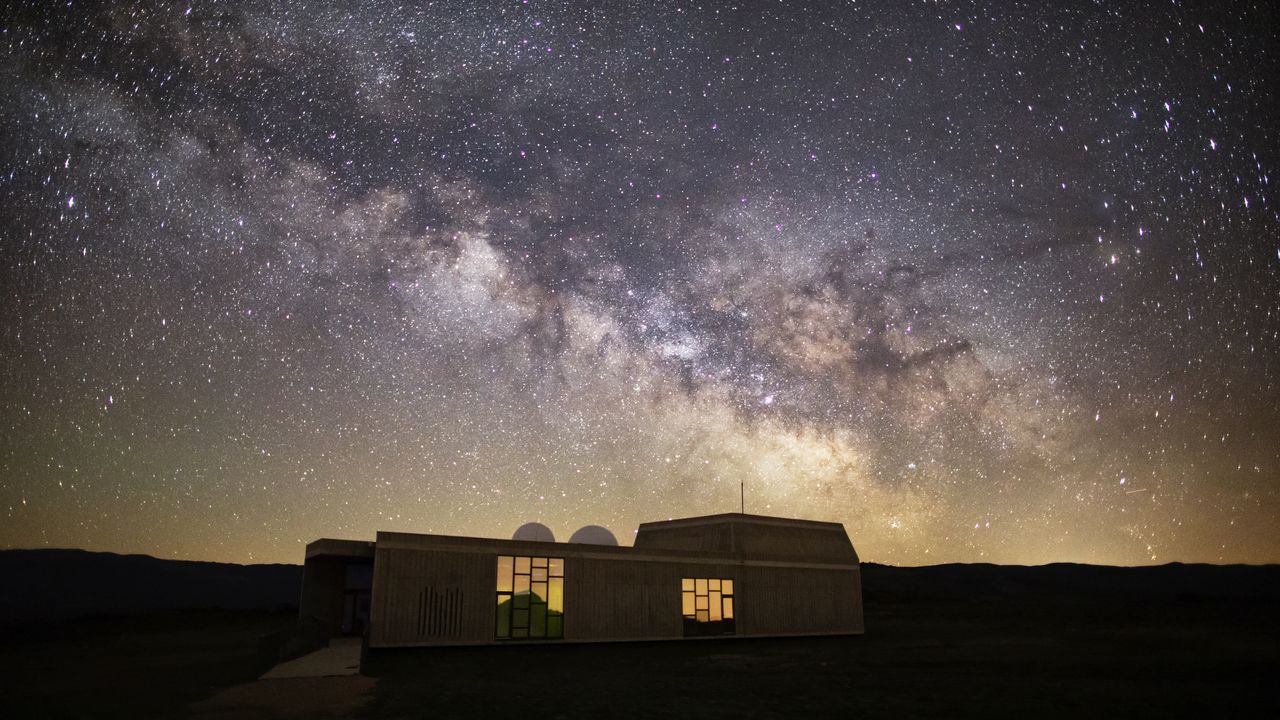 Visita nocturna a la catedral de Santiago.Estampa de la Va Lctea desde el Centro Astronmico de Pena Trevinca.