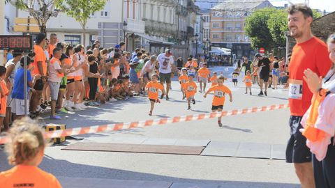 Las fiestas patronales de Meira empezaron este sábado con la III Carrera Popular, distribuída en diferentes categorías para niños y adultos.