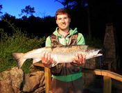 Juan con su ejemplar de m�s de cuatro kilos