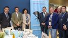 l alcalde de Oviedo, Alfredo Canteli (4i), la consejera de cultura Berta Pin (3i) y representantes del sector de la hostelera de Oviedo durante la presentacin, este lunes, de la tradicional fiesta gastronmica del Desarme