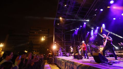 Carlos Segarra de Los Rebeldes en el concierto de apertura de las Fiestas de Ferrol