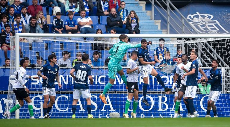 Braat despeja de puños durante el Oviedo-Racing