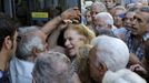 Una pensionista forcejea para entrar a una sucursal bancaria en la isla de Creta. 