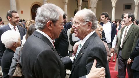 Emilio Pérez Touriño saluda, como presidente de la Xunta, a Fernández Albor