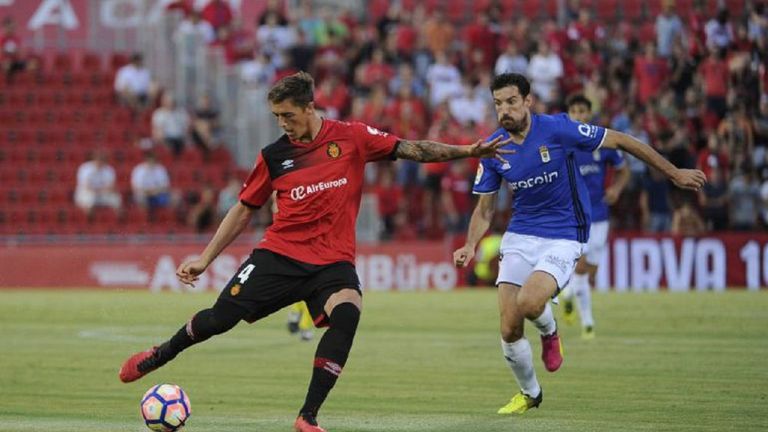 Toché presiona a Raíllo en el Mallorca-Oviedo de la 16/17