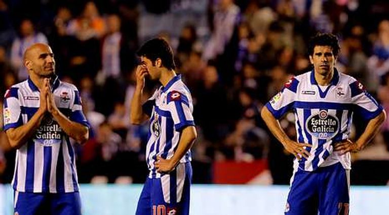 Manuel Pablo, Juan Domínguez y Valerón se lamentan sobre el césped de Riazor por un descenso que obliga al Deportivo a redefinir su proyecto de futuro.