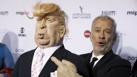 El productor de televisin Thierry Cassuto con una marioneta de Donald Trump.