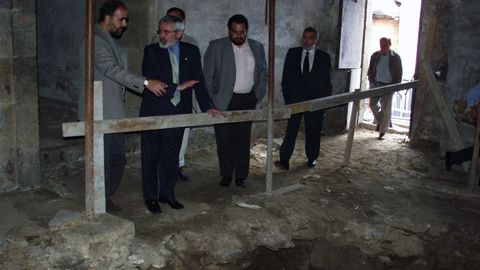 El arquelogo Celso Rodrguez le explica a Daro Villanueve, en julio del 2000, la excavacin justo en lo que hoy es el edificio del Vicerreitorado de Lugo