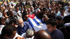 Cientos de personas acompaando al fretro del opositor cubano Oswaldo Pay, asesinado en el 2012
