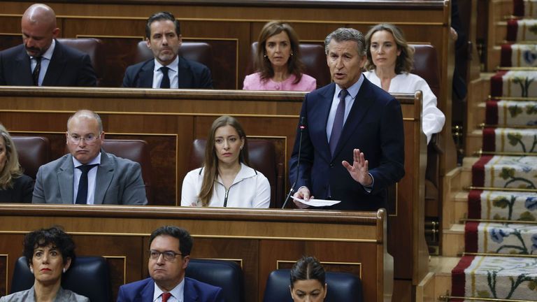 Feijoo acusa a Sánchez de practicar «delincuencia 