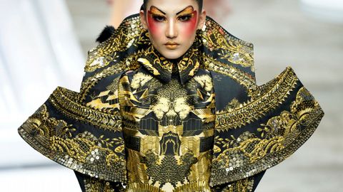 Una modelo desfila con los diseos de Mao Geping, en el China Fashion Week de Pekn