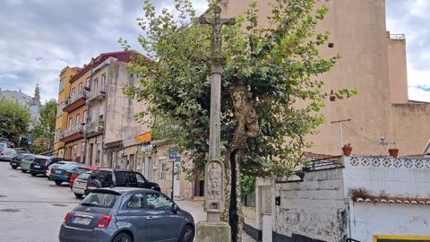 Peto escultural adosado al cruceiro de la calle Poboadores, en Vigo