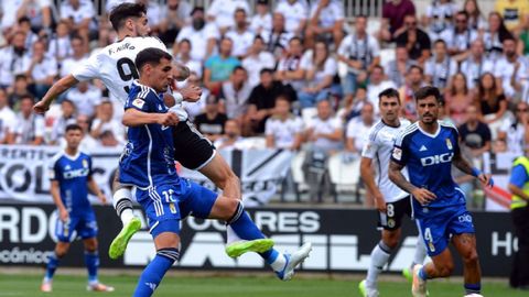 Fer Nio se adelanta a Dani Calvo en el gol del Burgos