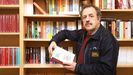 Queipo, posando na librara compostel Cronopios, onde presentou o seu traballo La otra vida.