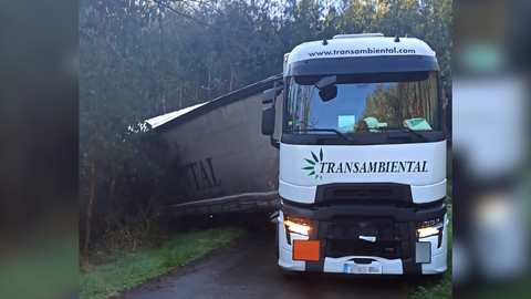 Un cami�n que transportaba mercanc�as peligrosas, accidentado en As Somozas.