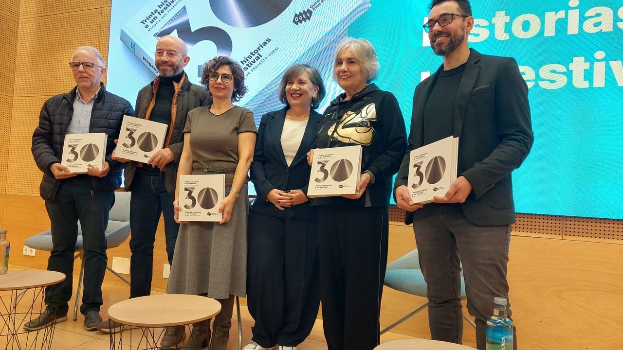 Los anteriores y el actual director del OUFF, junto a la autora del libro. En la imagen, César Silva, José Araújo, Beatriz Anguiano, Sonia Torre, Nora Sola y Óscar Doviso.