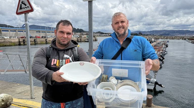 Marineros de Cangas pescan vajillas históricas en Rande