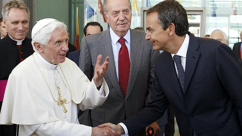 José Luis Rodríguez Zapatero saludaba al papa Benedicto XVI en presencia del rey Juan Carlos a su llegada al aeropuerto de Barajas en Madrid, donde presidió la XXVI Jornada Mundial de la Juventud católica.