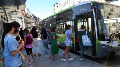 Varios usuarios del autobús urbano en Vigo, una de las ciudades en las que se aplicarán los descuentos. 