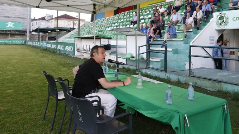 Francisco Vázquez se queda sin sus directivos en el CD Arenteiro