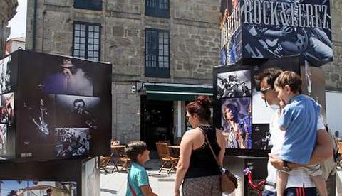La exposicin Rock & Lrez se inaugur ayer en los cubos de la praza de Ourense. 