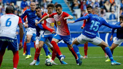 Javi Fuego ante Ortu�o en el Oviedo-Sporting de la 19/20