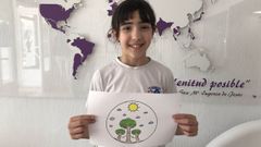 Chloe Pérez, la ganadora del concurso de Galiciencia, con su dibujo