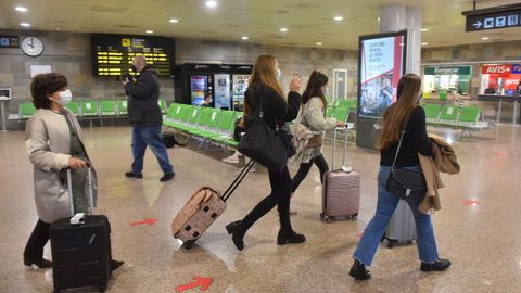 Los viajeros del vuelo Bilbao-Corua abandonaron la terminal sobre las 10.00 horas, dos horas despus de lo previsto