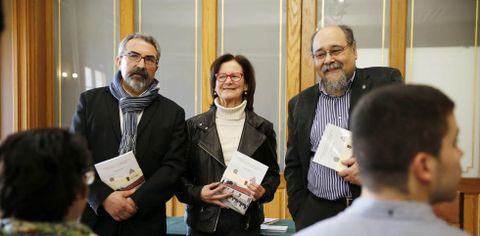 Xulio Rodríguez, Paz Leirós e Francisco Fariña na presentación da nova publicación. 
