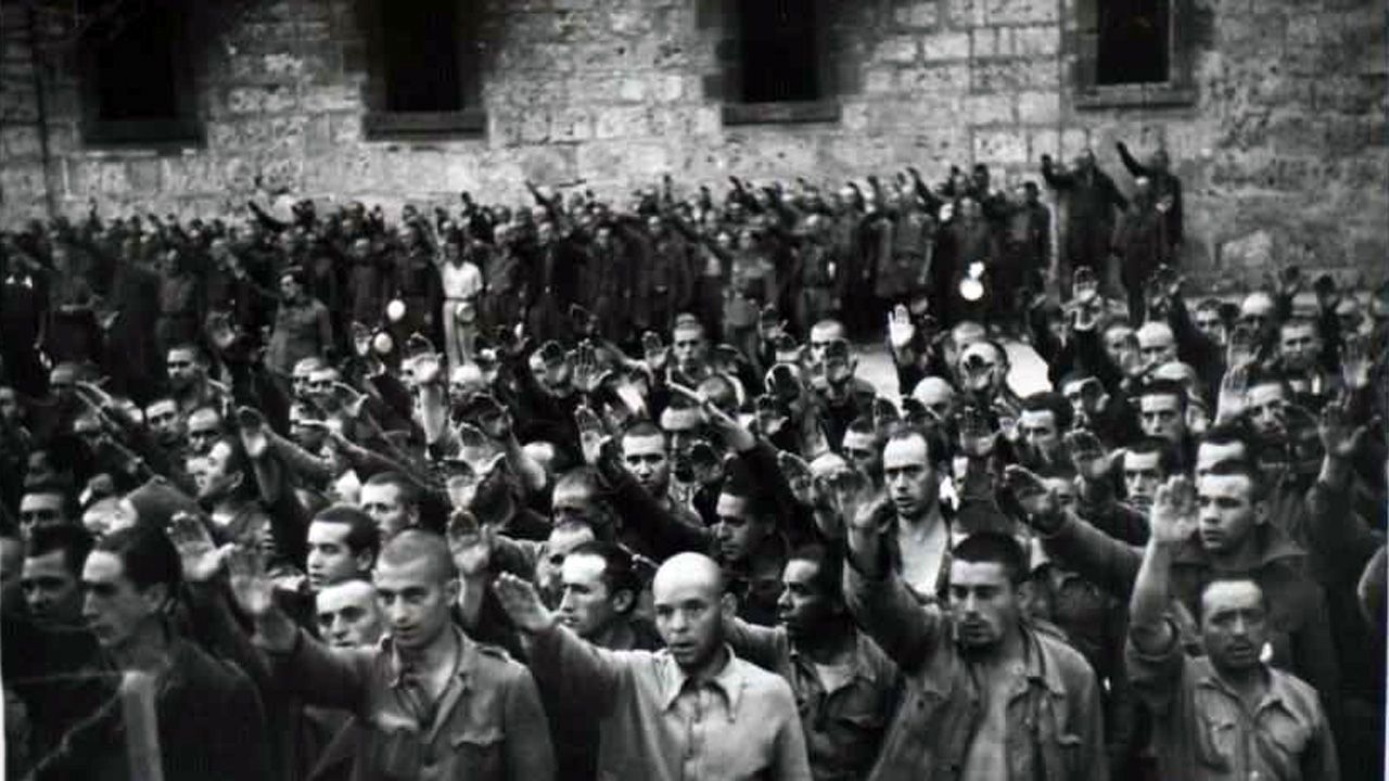 Presos republicanos y de las Brigadas Internacionales son obligados a hacer el saludo fascista en el campo de concentración de San Pedro de Cardeña, Burgos, en 1938