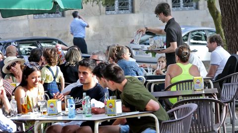 En Pontevedra capital sí se vuelve a pagar el 100 % por la instalación de mesas y sillas en las terrazas. 