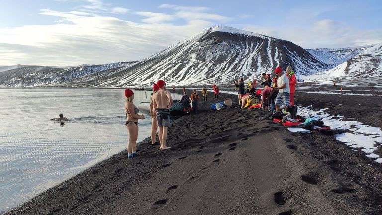 Científicos españoles encuentran por primera vez microplásticos en la isla Decepción, en la Antártida