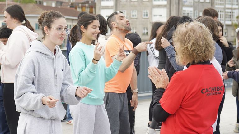 Palmas, chasquidos y pisotones en Pontevedra para pedir más espacios y tiempo de Educación Física