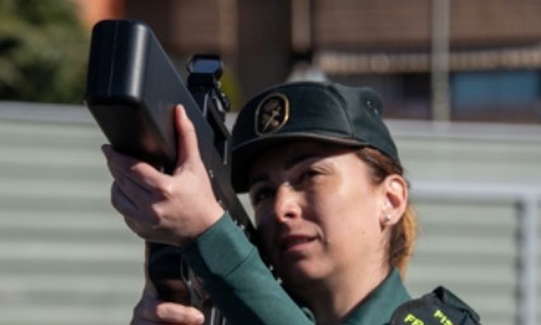 EL ANTIDRÓN. Una agente muestra el funcionamiento del sistema de neutralización de drones, un arma antidrón que interfiere la señal que recibe el dron en situaciones de riesgo