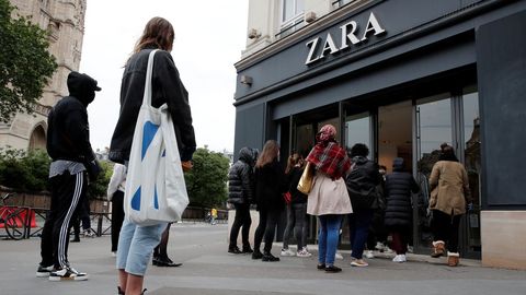 Cola ante una de las tiendas de Zara de París