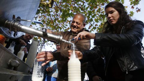 Reparto gratuito de leche el pasado jueves en Santiago