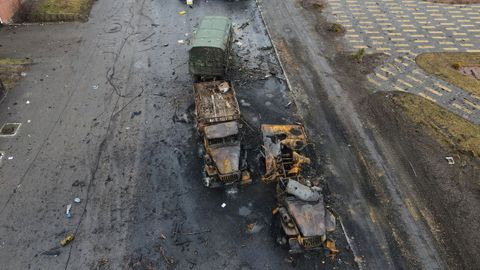 Vehculos militares rusos calcinados cerca de Kiev
