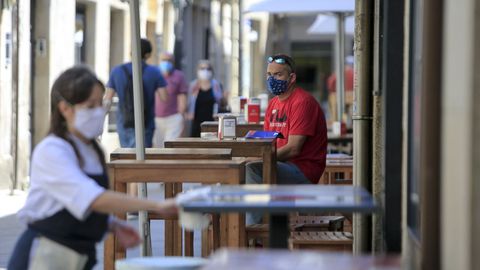 Gente con mascarilla en Lugo el da en que Galicia obliga a usar mascarillas en espacios abiertos y cerrados