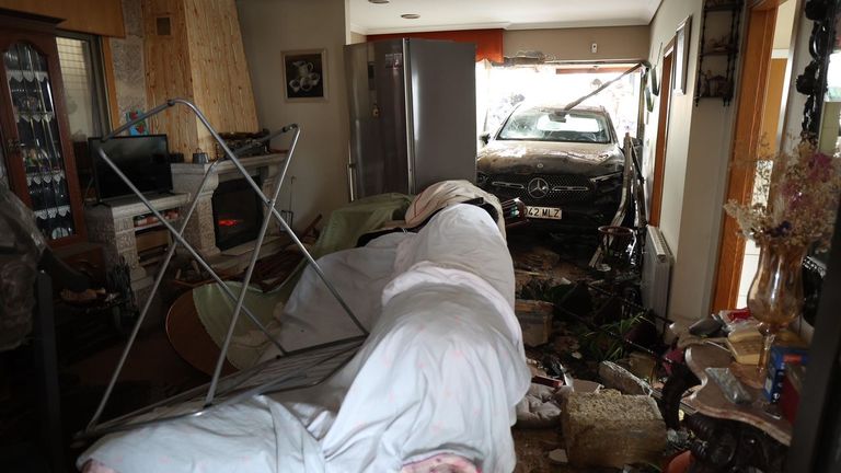 Un Mercedes se empotra en una casa de Vigo y lesiona a un vecino de 80 años: «Abrió un boquete y entró por la pared»