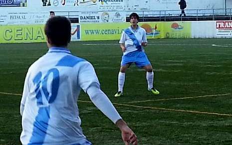 Pedro Delgado, de frente, en el partido ante la selecci�n de Melilla