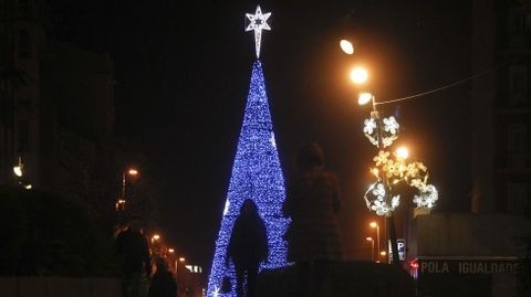 Gran cono luminoso colocado en aos anteriores en la plaza de Espaa