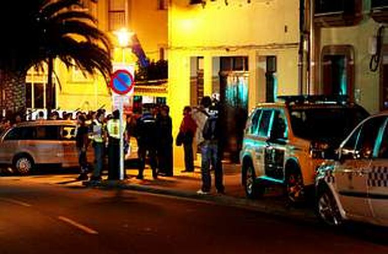 Imagen de la casa del centro de Noia en la que apareció el cuerpo ensangrentado de la joven.