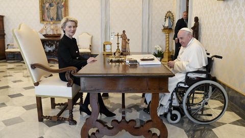 El papa, en silla de ruedas, durante una comparecencia con la presidenta de la Comisión Europea, Ursula von der Leyen